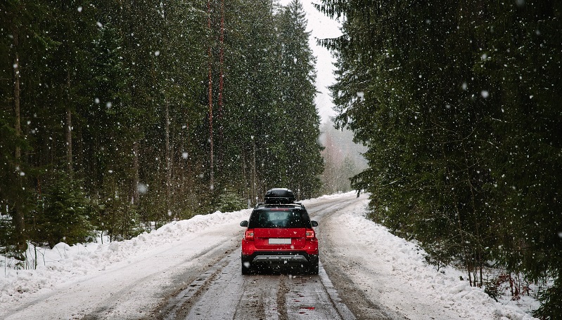 Kontrollieren Sie nicht nur die Scheibenwischer und die Wischanlage, sondern auch die Scheinwerfer. Sitzt hier eine dicke Schmutzschicht darauf, verringert sich die Sicht enorm. (Fotolizenz-Shutterstock: Andrey_Vasiliskov )
