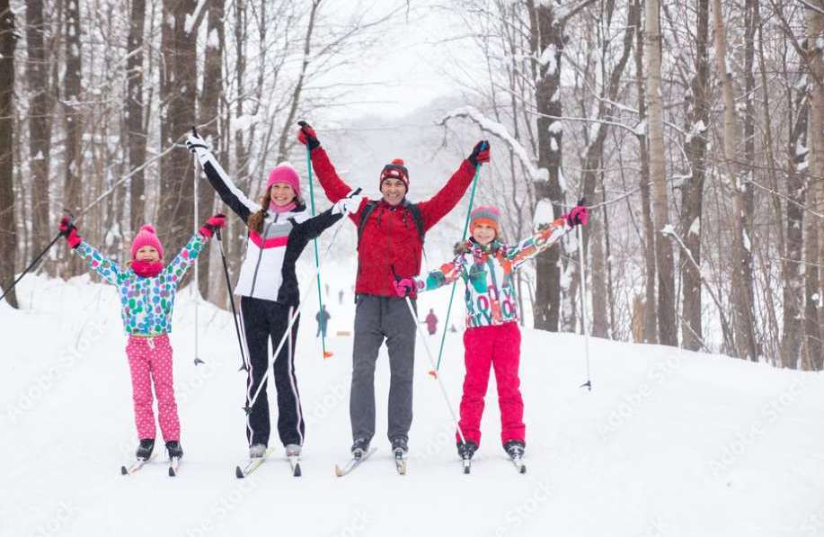 Der Skilanglauf ist häufig noch beliebter als der Abfahrtslauf und gilt sogar als olympische Sportart. ( Lizenzdoku: Adobe-yanlev )