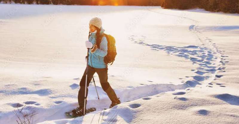 Mit Schneeschuhen aktiv im Winter? Ja, denn diese Variante des Wintersports ist ideal für alle, die die Natur lieben und die sich beim Spaziergang davor bewahren wollen, allzu tief im Schnee zu versinken. ( Lizenzdoku : Adobe-Maridav ) 