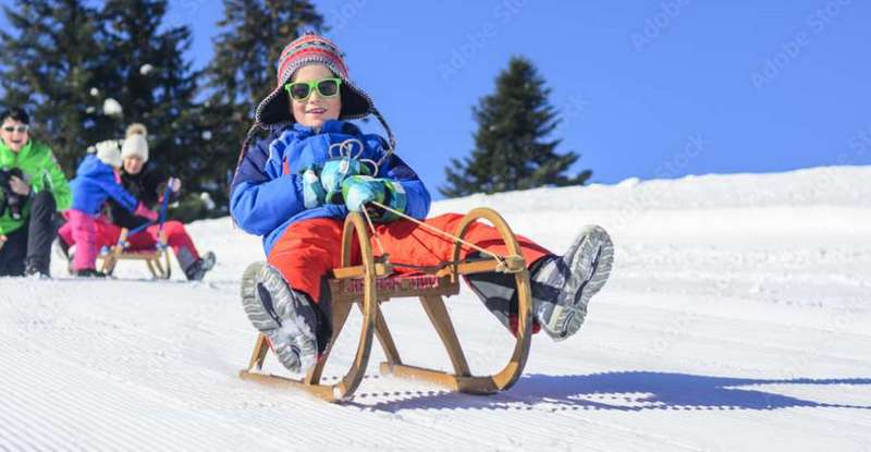 Was wäre der Winter ohne das Schlittenfahren? Nicht nur Kinder finden diesen Sport toll, auch Erwachsene sausen die Hänge hinunter. ( Foto: Adobe - ARochau )