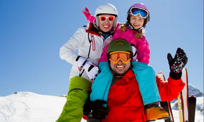 Die Sicherheit beim Skifahren wird maßgeblich vom Helm bestimmt. ( Foto: Shutterstock -  gorillaimages )