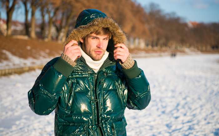 Neben üppigen Kapuzen dürfen in diesem Winter auch ausladende Halspartien nicht fehlen. (Foto: Adobe Stock-be free)_