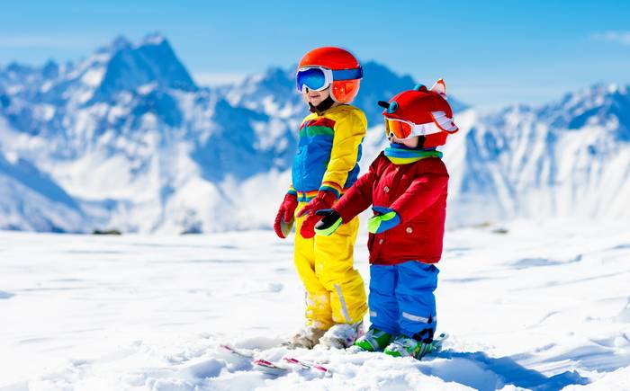 Gute Skigebiete für Familien mit Kindern sind meist diejenigen, die ein gutes Angebot an Anfänger- und Übungsliften, eine komfortable Infrastruktur und allgemein eine kinderfreundliche Atmosphäre bieten. (Foto: Adobe Stock- famveldman) 