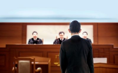 Urlaubsansprüche vor Gericht durchsetzen: Angestellter vor dem Arbeitsgericht (Foto: AdobeStock - Yanukit 266748291)