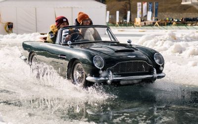 Wenn du ein Automobil-Liebhaber bist, solltest du die Little Car Ice Driving Experience im Aston Martin DB5 Junior auf dem Internationalen Concours of Elegance in St. Moritz nicht verpassen. (Foto: The Little Car Company / Ben Lewis)