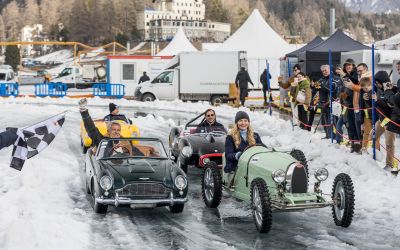 Drei klassische Autos auf dem Eis: Bugatti Baby II, Aston Martin DB5 Junior und Ferrari Testa Rossa J (Foto: <Fotograf oder Unternehmen>)