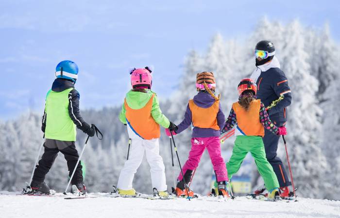 Viele Skigebiete bieten kinderfreundliche Pisten und Skischulen, in denen Kinder in einer sicheren Umgebung das Skifahren lernen können. ( Foto: Adobe Stock-Budimir Jevtic )_