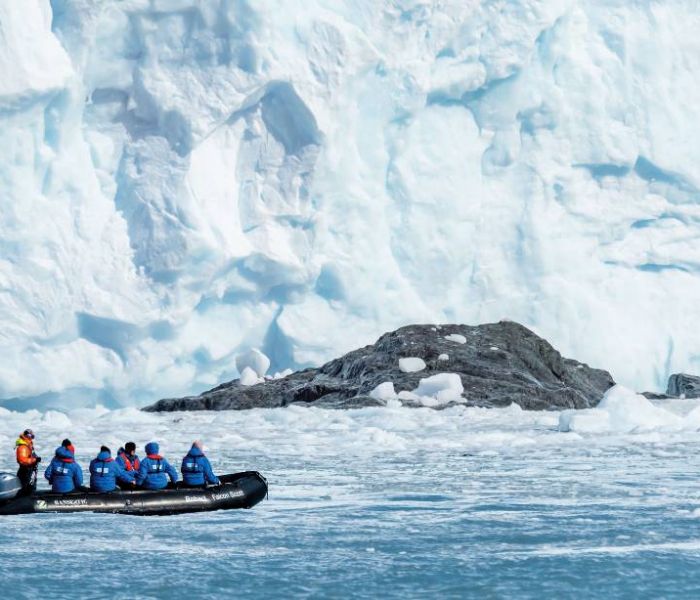 An Bord befinden sich 17 Zodiac-Schlauchboote, die Anlandungen in entlegenen Expeditionsgebieten auch ohne Hafen durchführen können. (Foto: Hapag-Lloyd Cruises)