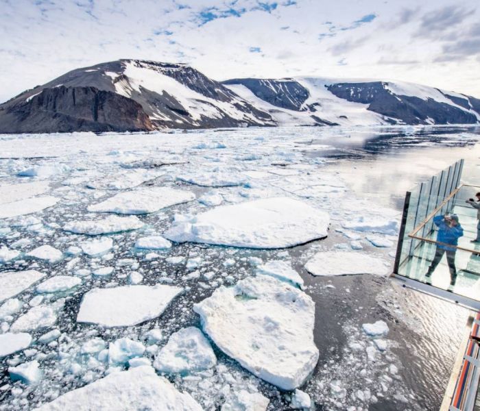 Zwei ausfahrbare gläserne Balkone bieten eine einzigartige Möglichkeit zur Naturbeobachtung. (Foto: Hapag-Lloyd Cruises)