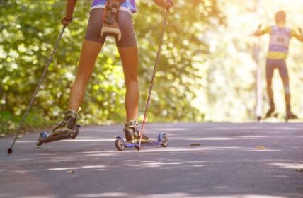 Sommerliches Langlauftraining: Rollski und Cross Skates (Foto: AdobeStock - skumer 220223260)