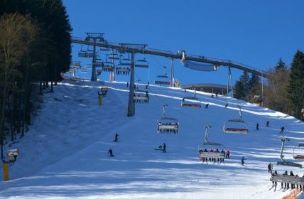 Erste Schneeflocken in den Höhenlagen des Sauerlandes und der Eifel (Foto: AdobeStock 172825068 nielskliim)