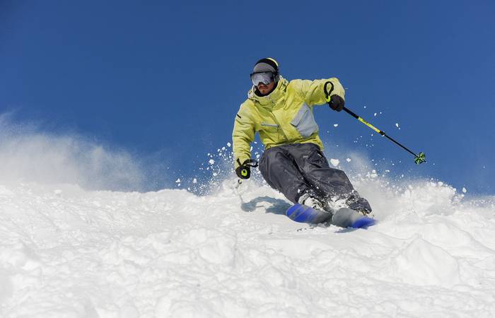 Egal, ob du noch die Basics lernst oder schon ein echter Ski-Profi bist und auf der Jagd nach den Herausforderungen bist – die familienfreundlichen Skigebiete haben für jedes Alter etwas passenden zu bieten. (Foto: AdobeStock - 195866014 fesenko)