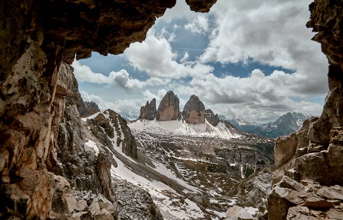 Für weitreichende Winterpanoramen bieten sich die Skigebiete Südtirols an, die oft direkt in die Hochlagen der Berge führen. (Foto: AdobeStock - 259523210 Georg)