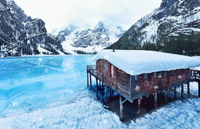 Südtirols Bergseen verwandeln sich im Winter in zauberhafte Orte, die durch ihre spiegelglatten Eisflächen und die ruhige Umgebung eine ganz besondere Ausstrahlung haben. (Foto: AdobeStock - 311911209 Jenny Sturm)