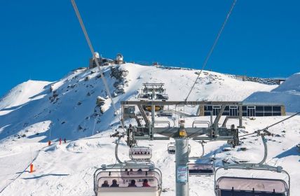 Sommerskibetrieb auf Theodulgletscher gestoppt wegen extremer Hitze und (Foto: AdobeStock - Aerial Film Studio - 585535043)